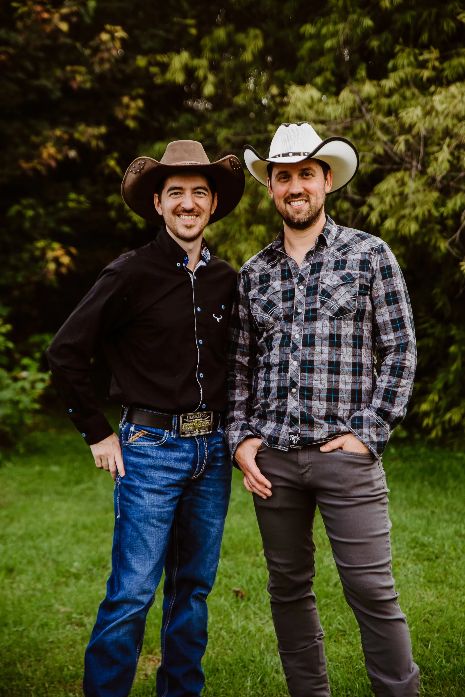 Les deux fondateurs de Danse en ligne, dehors, en chapeau cowboy.